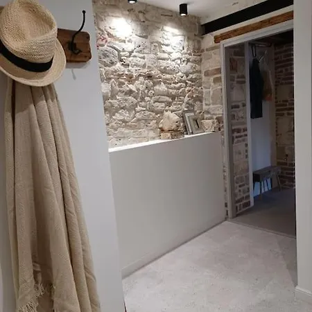 Tres Virtutes Apartman *