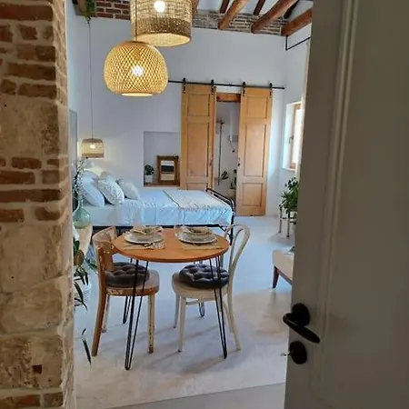 Tres Virtutes Apartment
