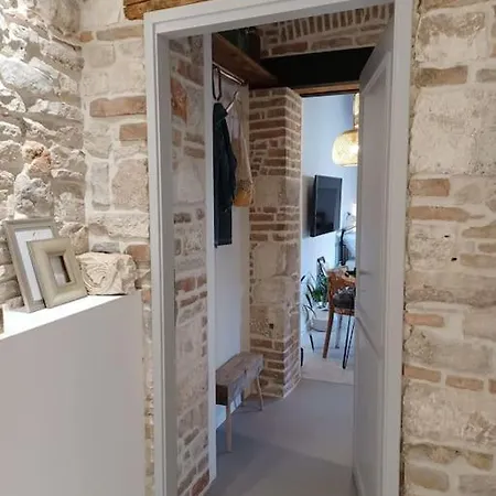Tres Virtutes Apartment