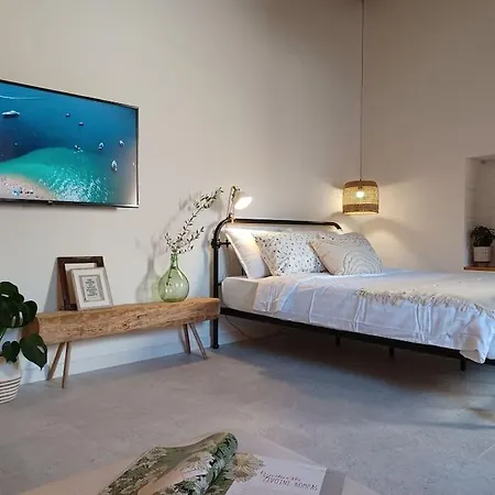 Tres Virtutes Apartment
